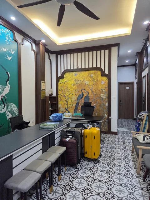 The Queen Luggage Storage 33 — 2