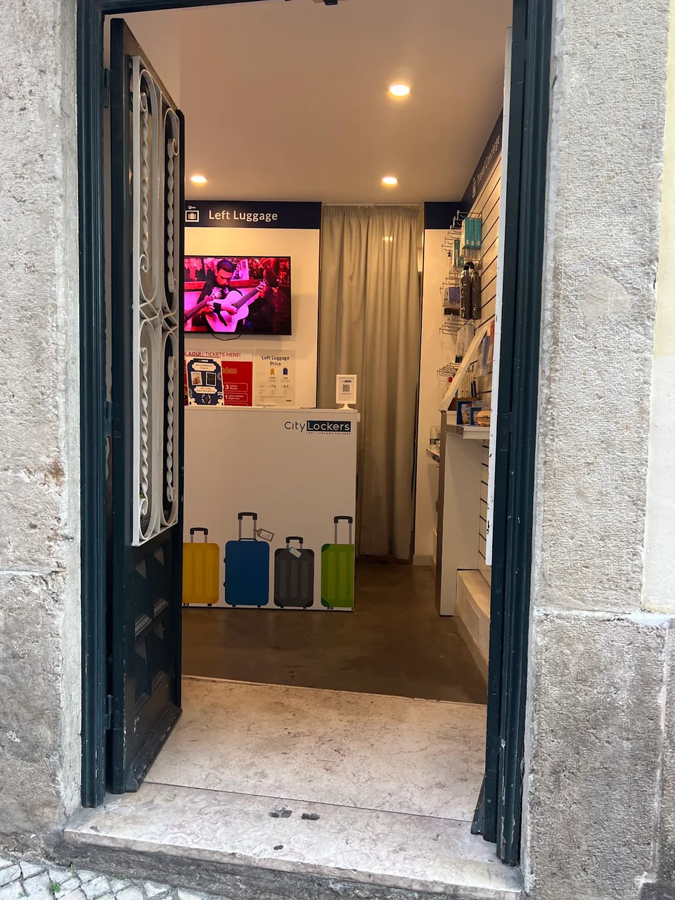 Left Luggage Lockers - Camões - image 6