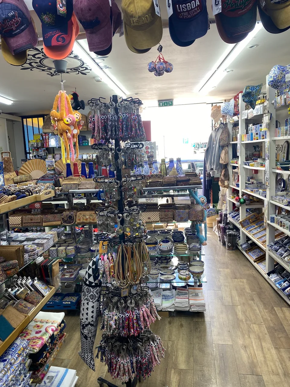 Alfama Collections (Souvenirs & Luggage Storage Facility) - image 2