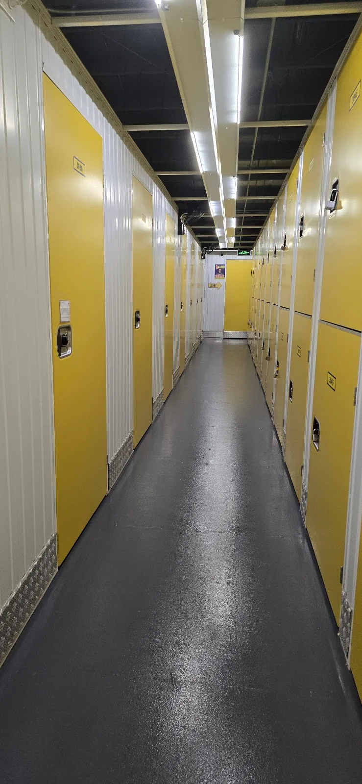 Loc&Stor 24/7 Storage Space For Rent North EDSA Quezon City Philippines - image 2