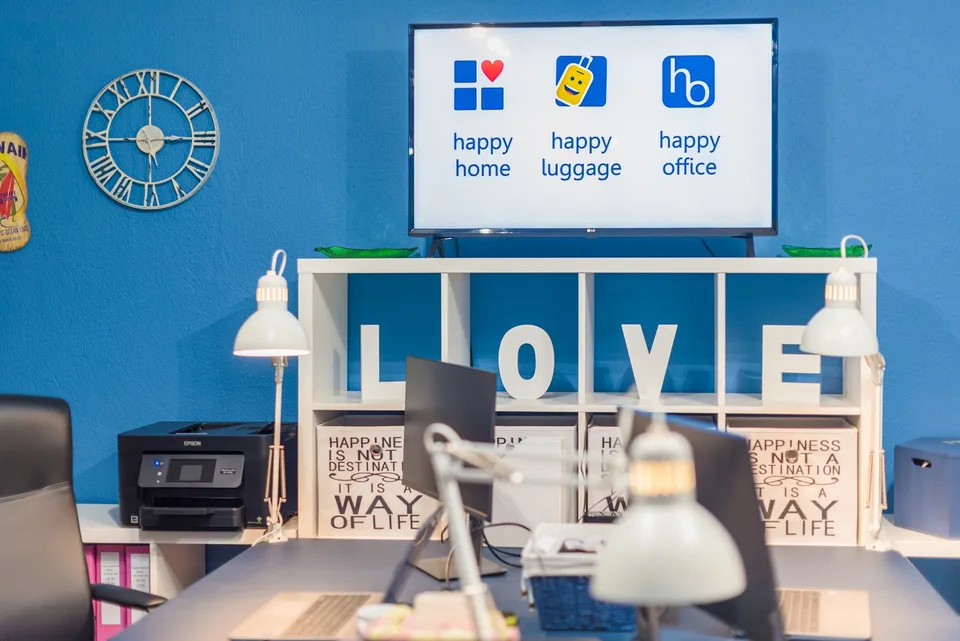 LUGGAGE STORAGE @ happy office property management - image 3